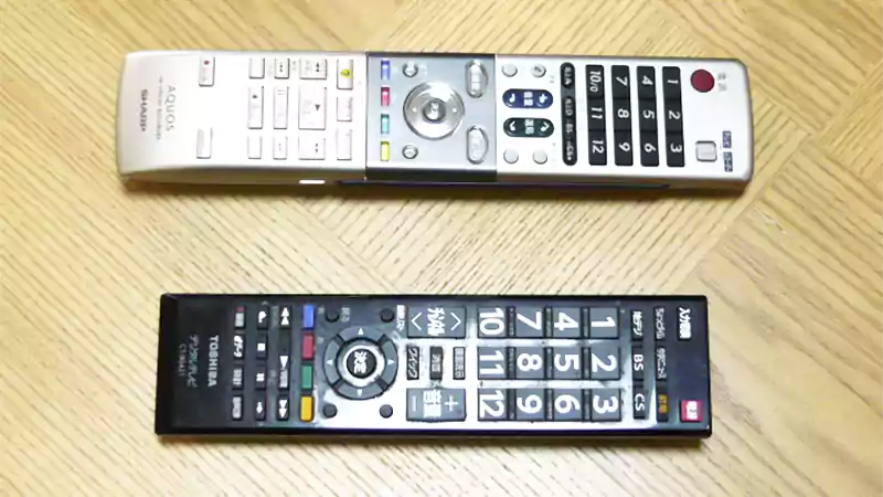 上が新品のリモコン | 下テレビのリモコン
