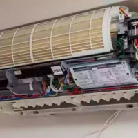 クリーニング中のエアコン